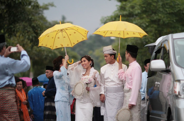yellow umbrella to cover the bride