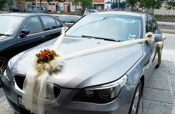 luxurious wedding car