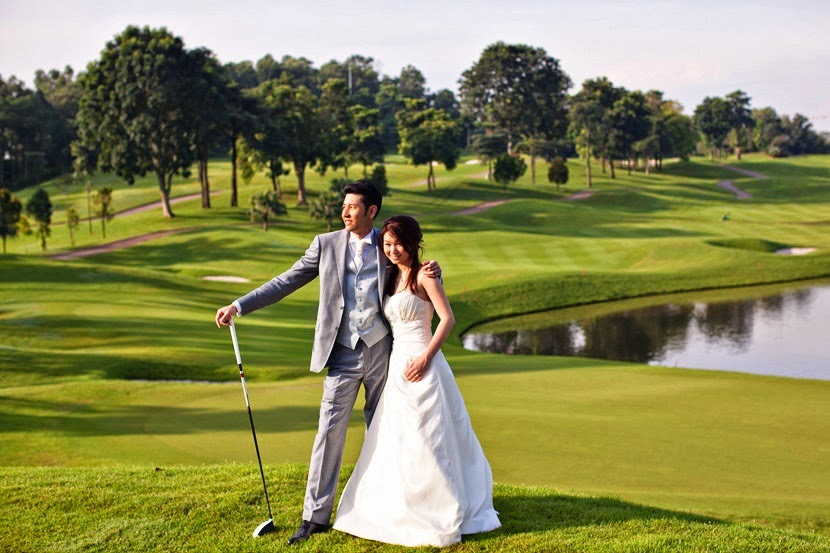 playing golf couple