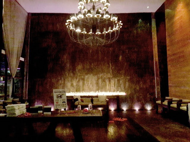 huge chandelier can be photobooth room